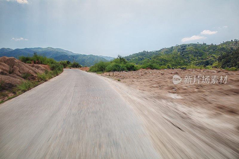 阳光灿烂的日子里的混凝土乡村公路