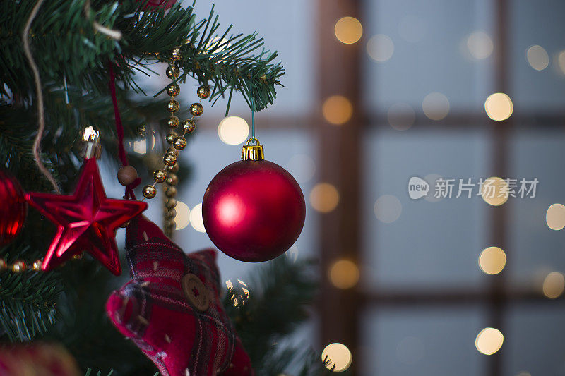 闪亮的圣诞红球挂在松枝上