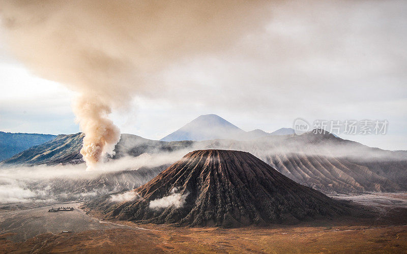 美丽的爪哇岛布罗莫火山喷发