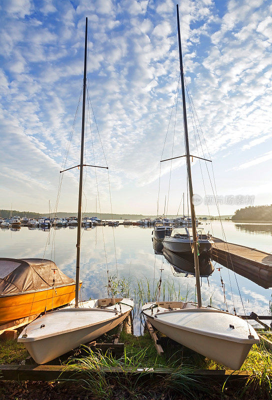 Saimaa湖岸边的两艘小帆船