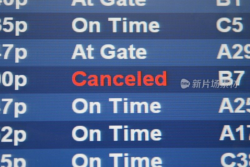 显示牌上显示航班取消