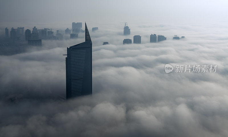 迪拜码头的大雾