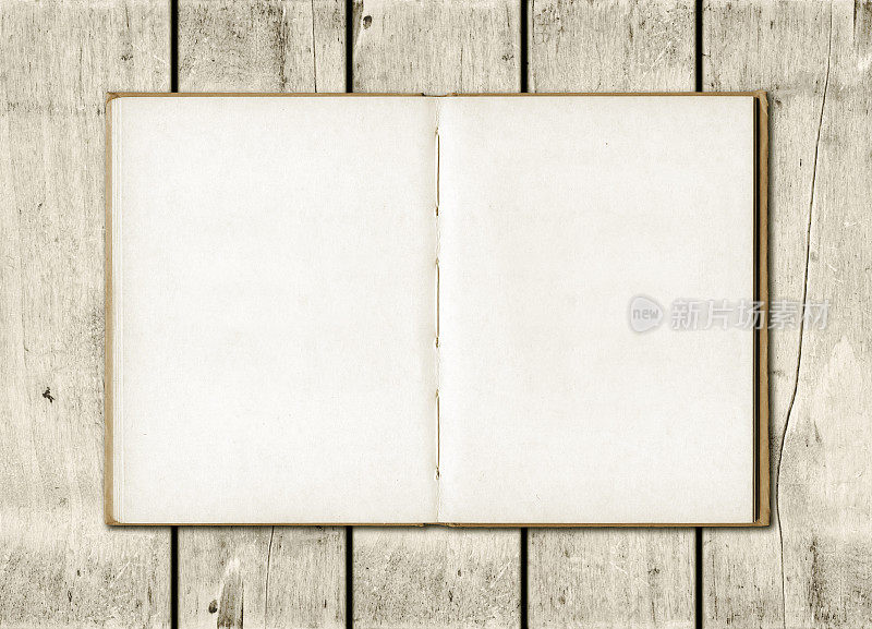 白木背景上的笔记本