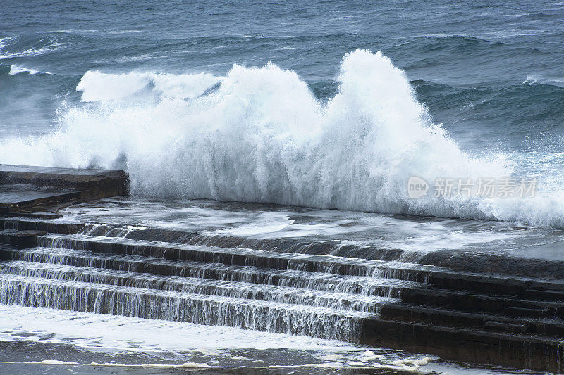 特内里费岛波涛汹涌。