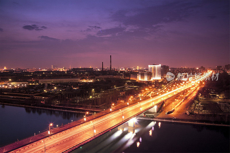 夜间莫斯科河上的公路桥