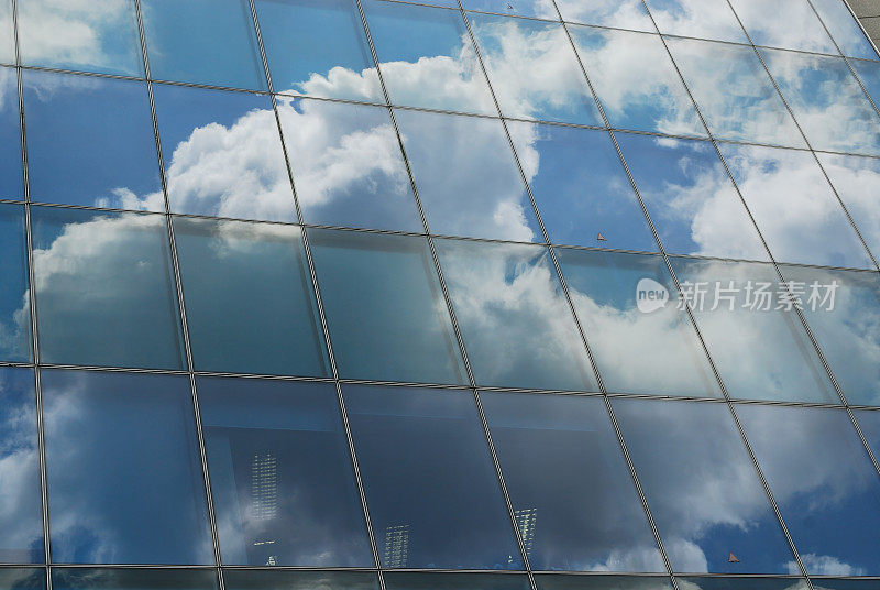 玻璃建筑上的云反射