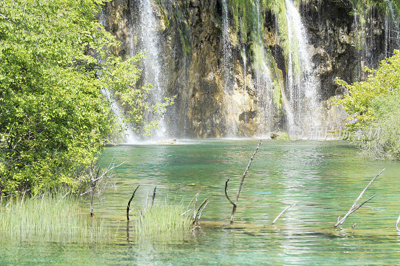 小瀑布与水流流入绿色的克罗地亚Plitvice湖