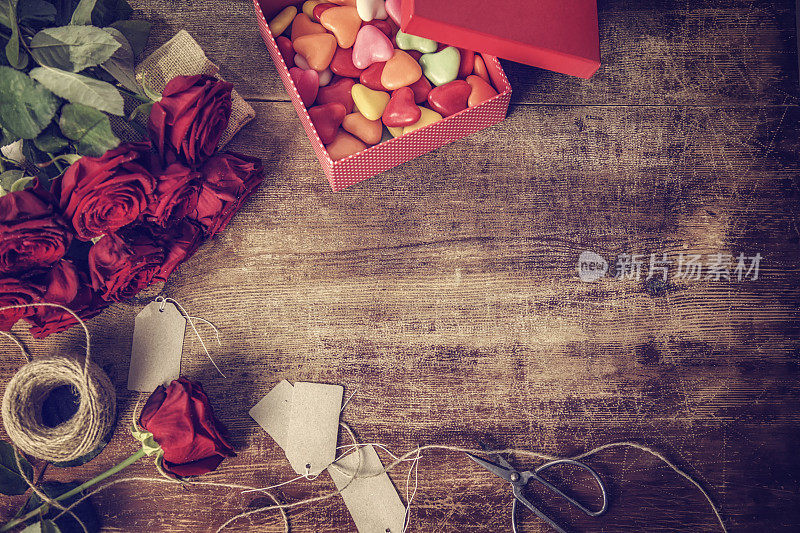 浪漫的红玫瑰花束和心形糖果