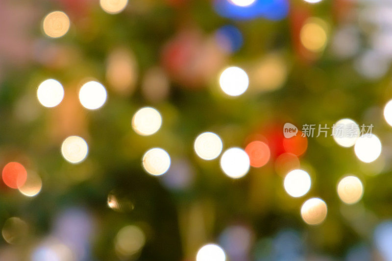 圣诞树上的散焦灯