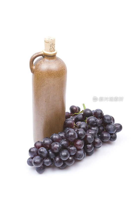 瓶子和葡萄在白色的背景。