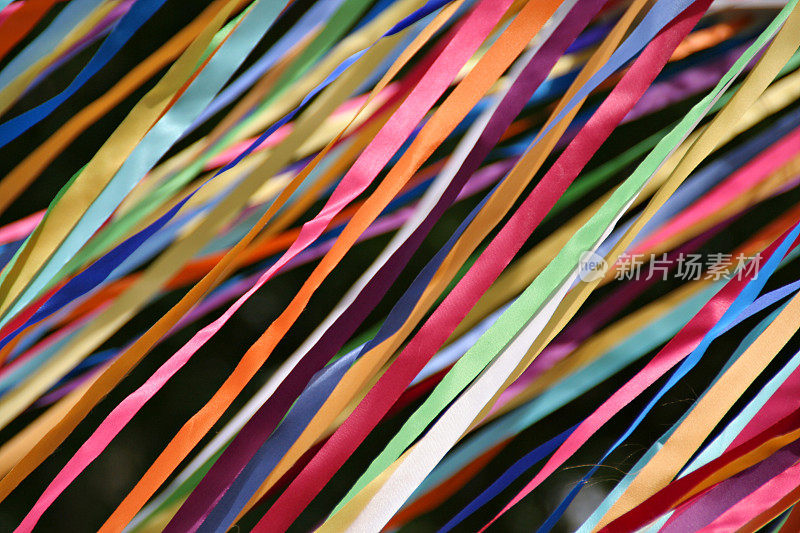 飞扬的彩色彩带-毕业典礼，派对，社交活动的嘉年华丝带