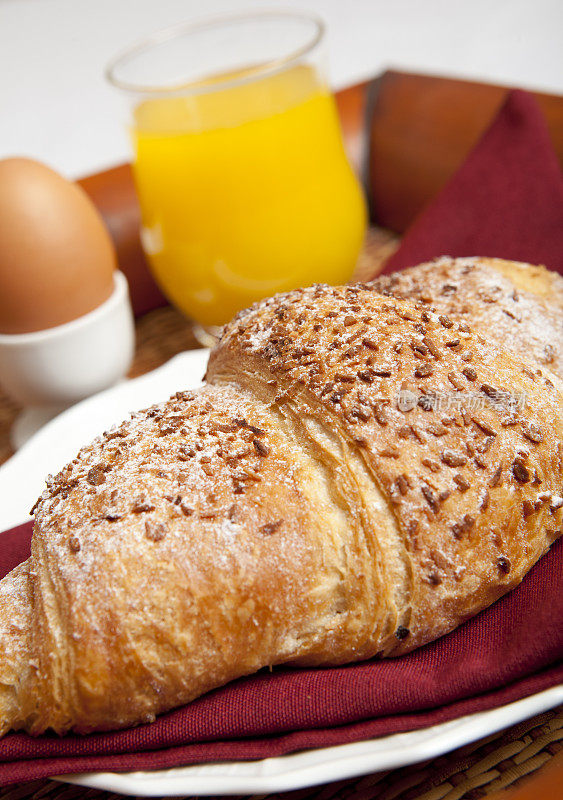 早餐，羊角面包，橙汁和鸡蛋