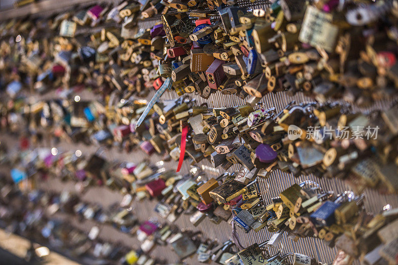 巴黎艺术桥上的爱情锁。