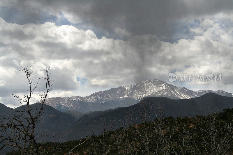 科罗拉多山区的暴风雨天气