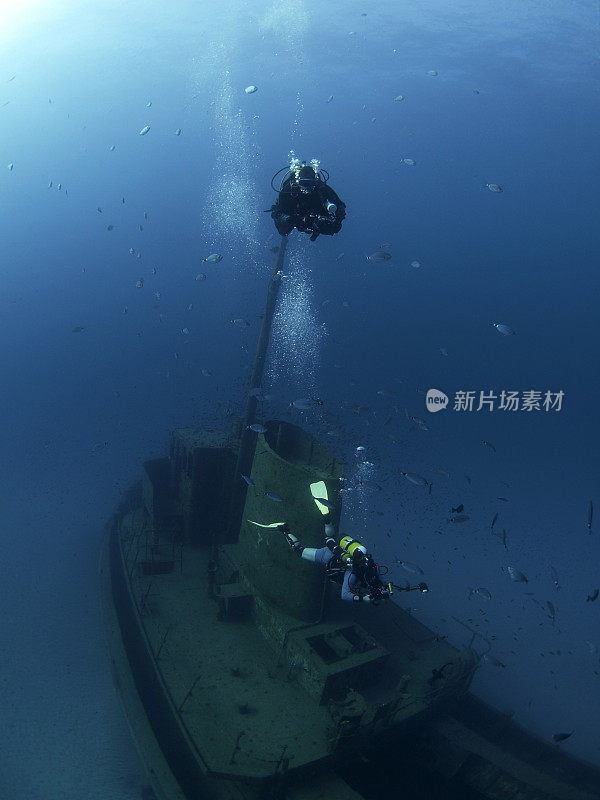 水肺潜水员拍摄沉船照片