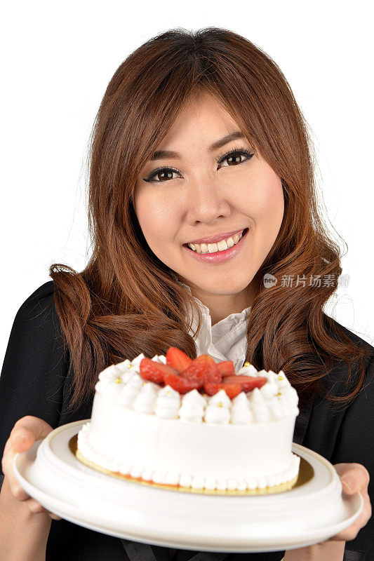 亚洲女人给草莓水果蛋糕