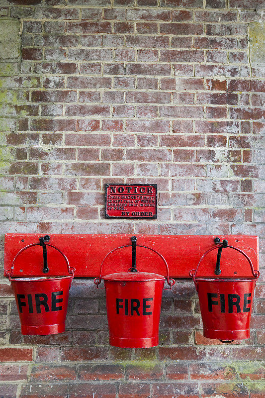 三个红色消防桶