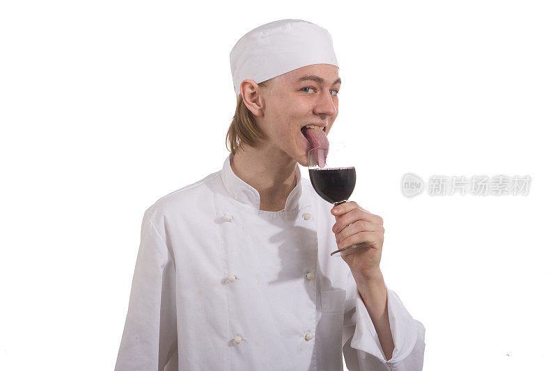 年轻厨师用舌头品尝红酒