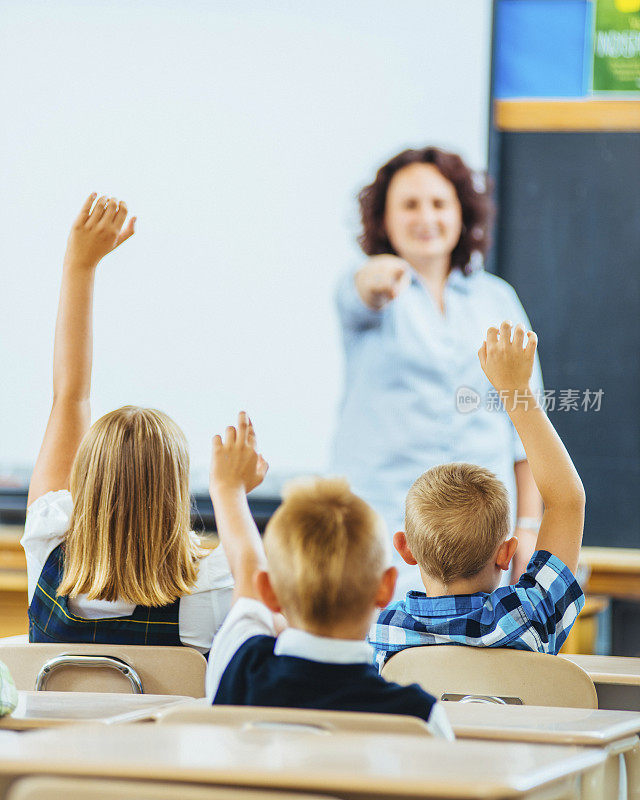 学生们在教室里举手