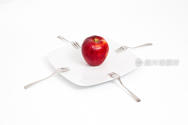 白色盘子上的红苹果