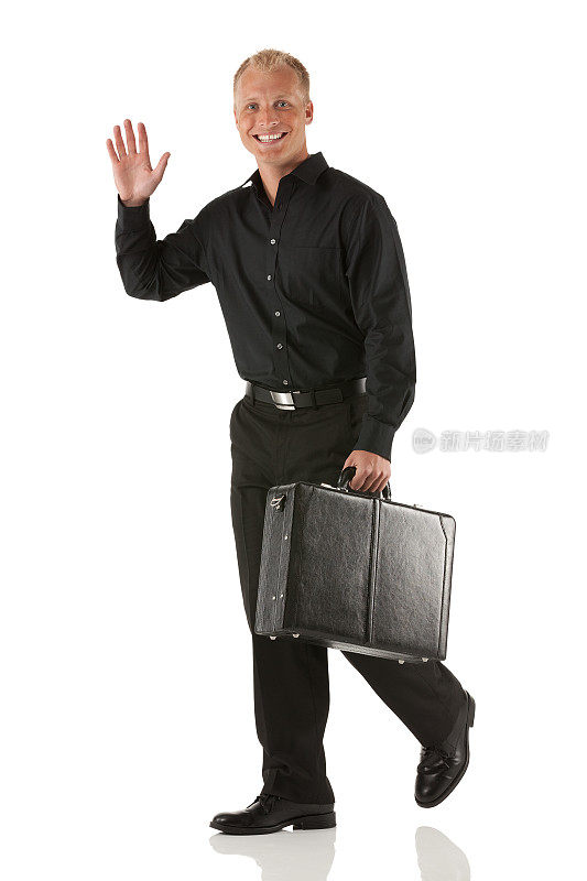商人提着一个手提箱，挥着手