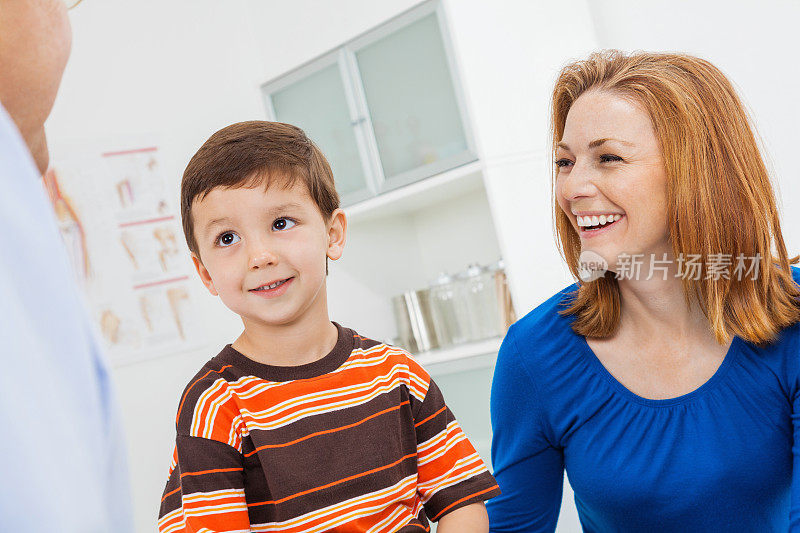 母亲和学龄前的儿子与儿科医生在医生的办公室