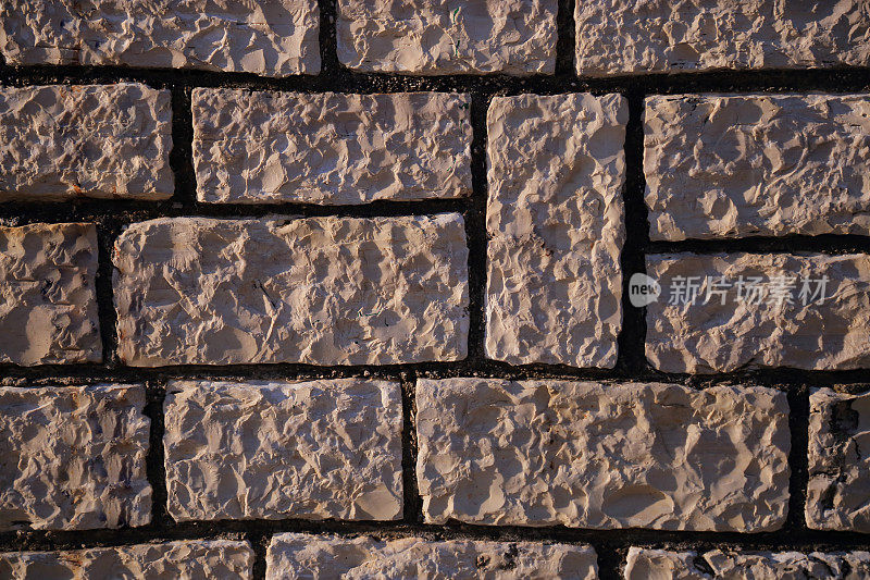 砖墙石材粗糙，背景平整，层叠纹理