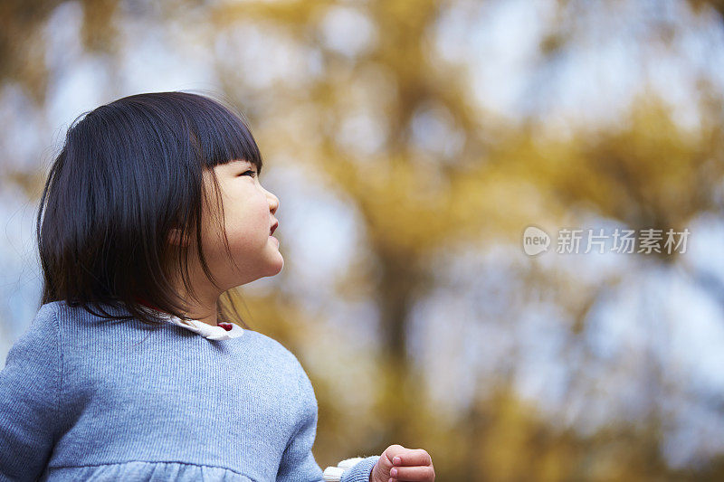 户外快乐亚洲小女孩的简介