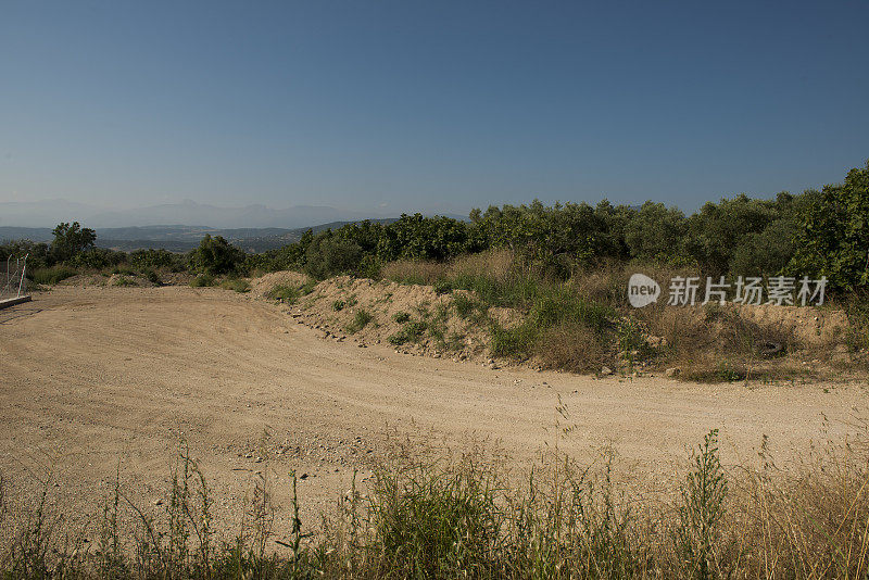 土耳其乡间尘土飞扬的道路