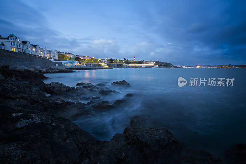 黎明时分的普利茅斯海滨