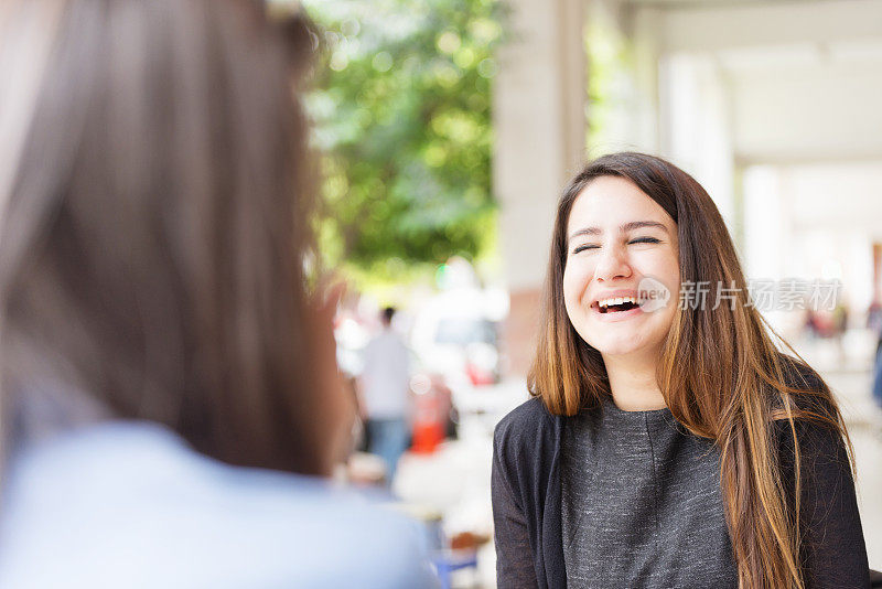 咖啡馆里笑着的土耳其女孩