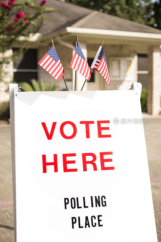 美国11月选举期间，当地投票站外的投票标语。