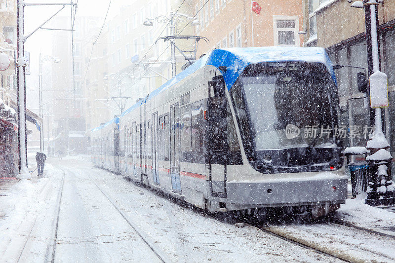 贝亚泽特区的地铁，雪天