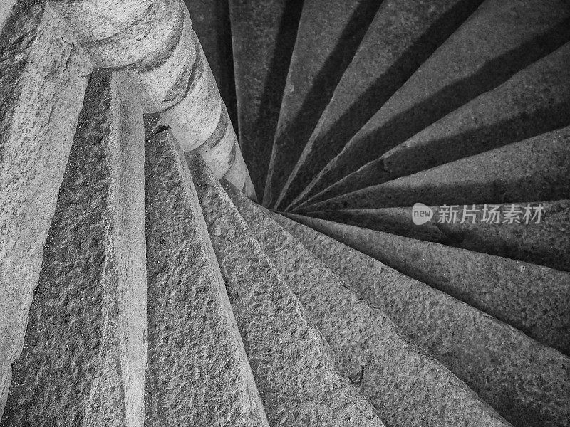混凝土螺旋楼梯，黑色和白色