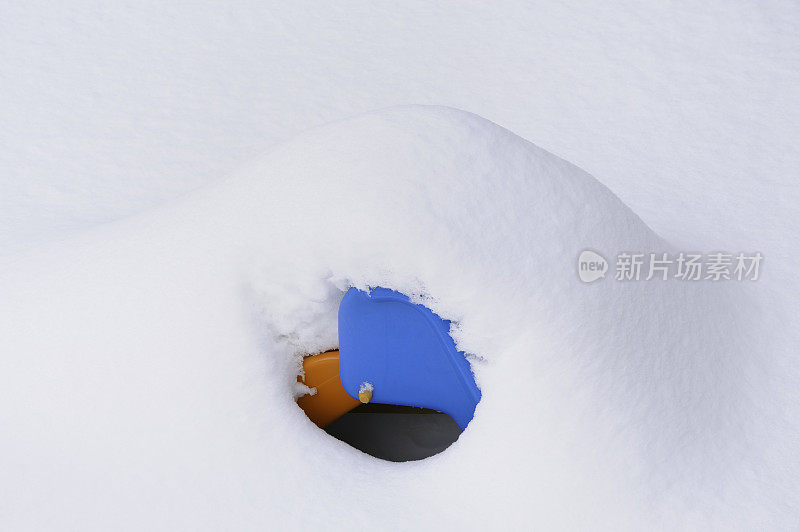 孩子的玩具滑梯埋在深深的冬天的雪