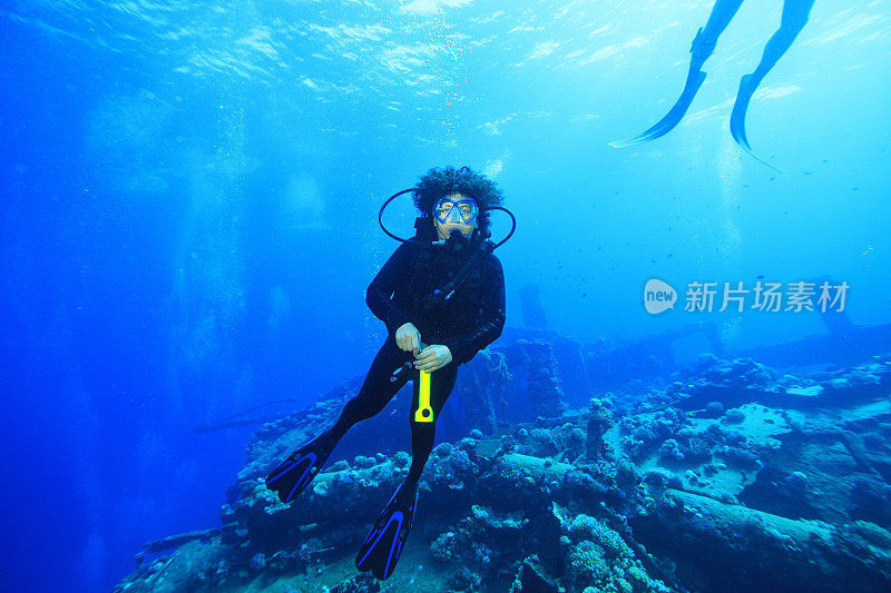 在红海暗礁上潜水的船只残骸