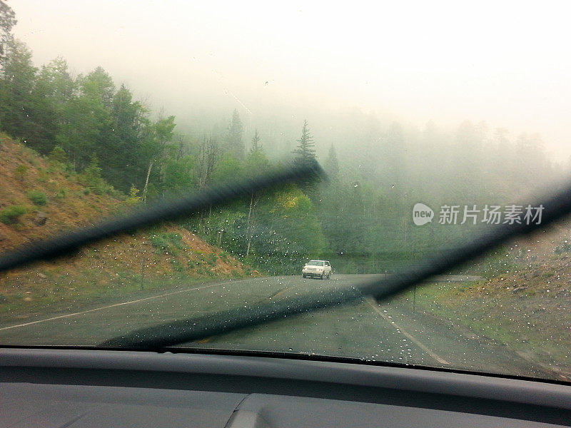 下雨天在乡村公路上开车