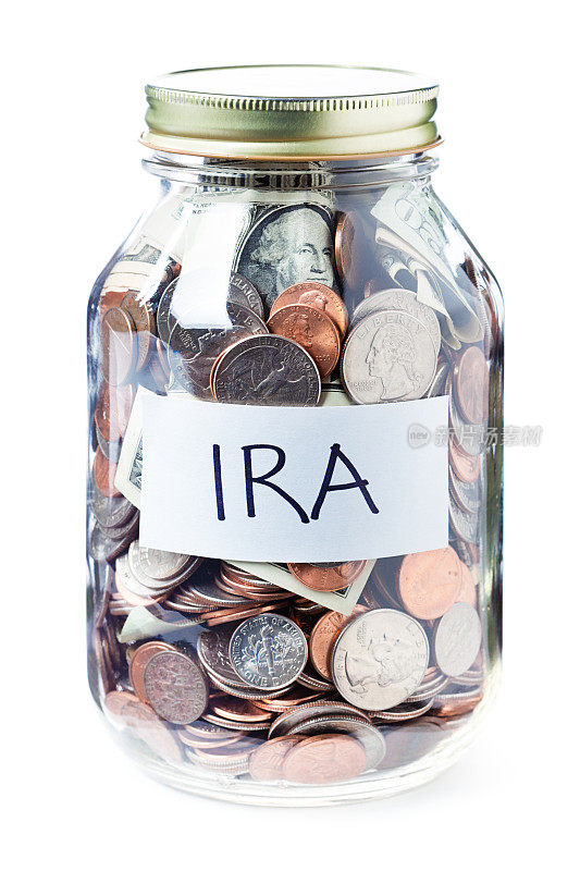 IRA退休投资存钱罐在白色的背景