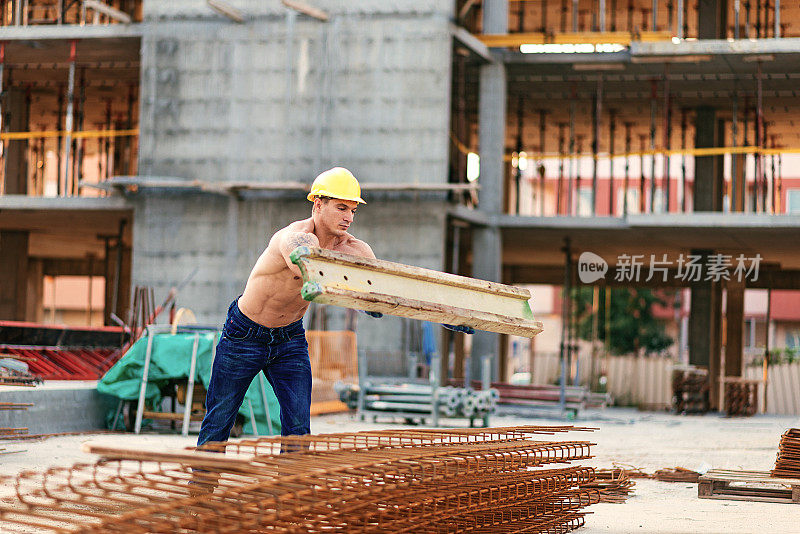 建筑工地上安装建筑框架