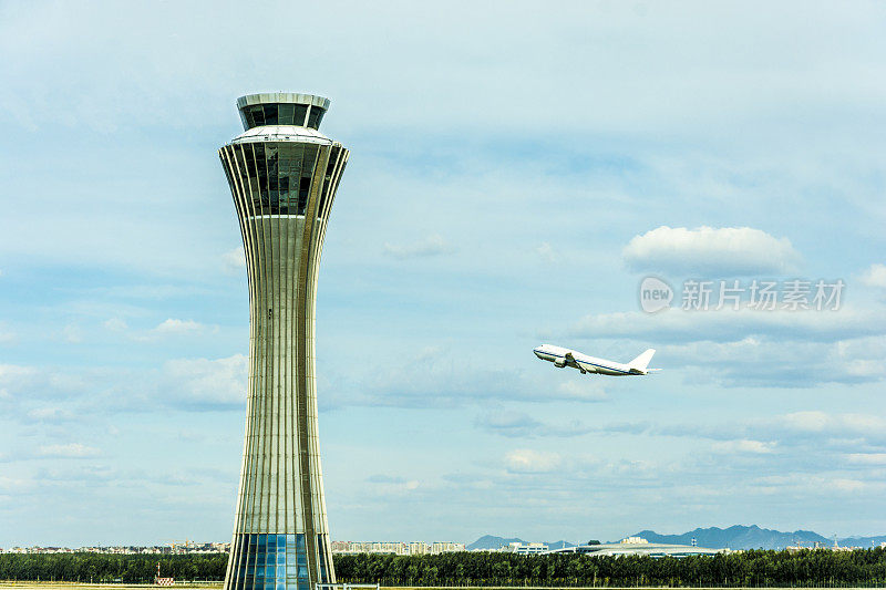 空中交通管制塔和飞机