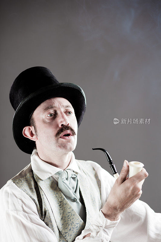 维多利亚时代抽烟斗的男人