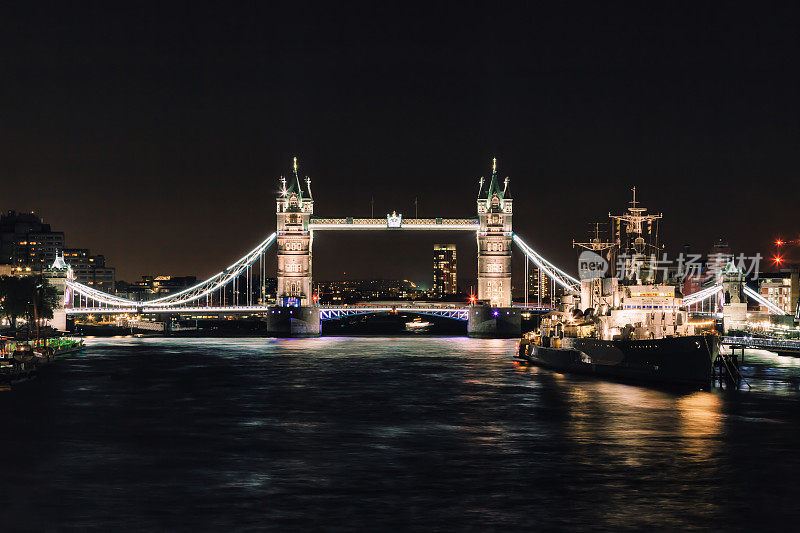 夜晚灯火通明的泰晤士河和伦敦塔桥
