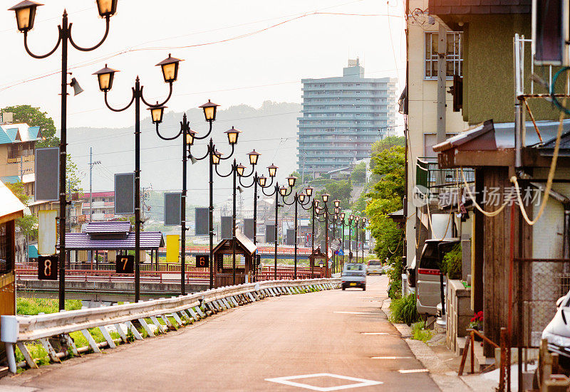 山内日本街道和桥在日落全景