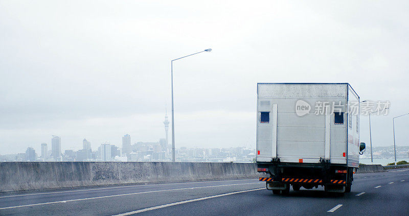 新西兰奥克兰海港大桥上的卡车