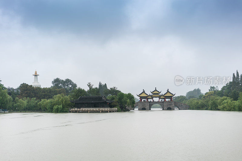 在一个雨天浮在瘦削的西湖上