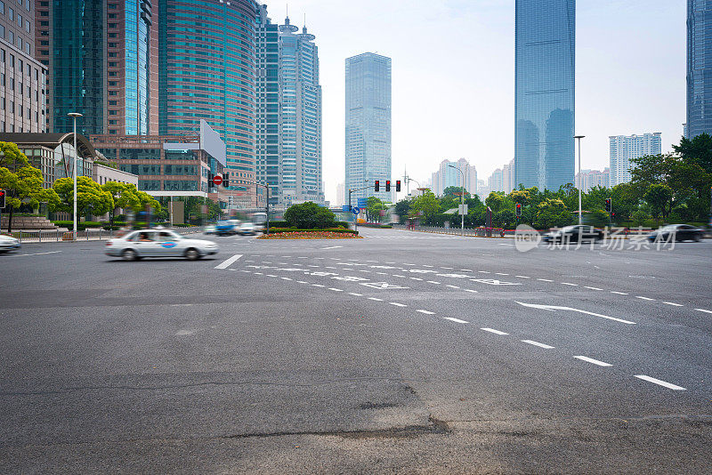 中国上海陆家嘴的世纪大道街景。