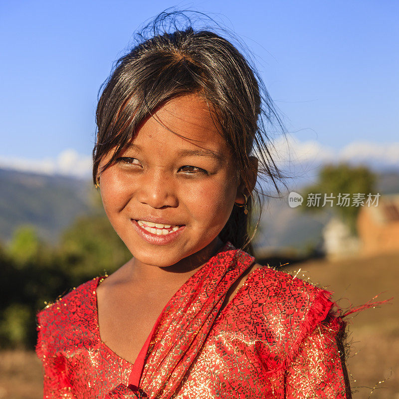 尼泊尔小女孩的肖像在巴克塔布附近的村庄，尼泊尔