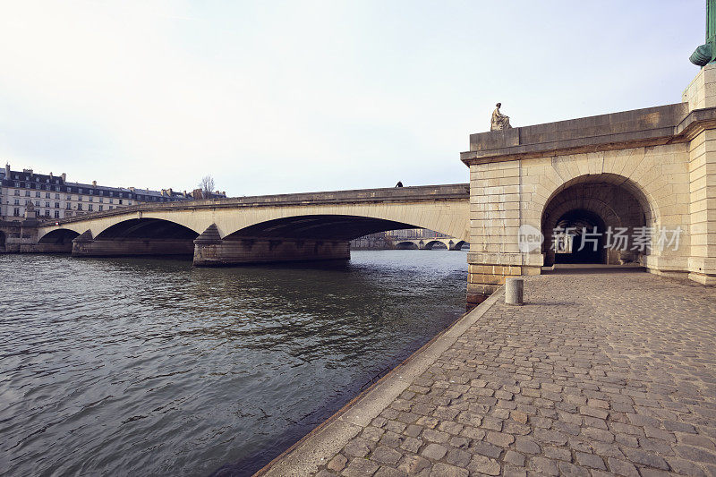巴黎他的河