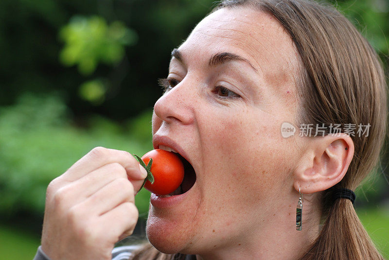 女孩吃西红柿2