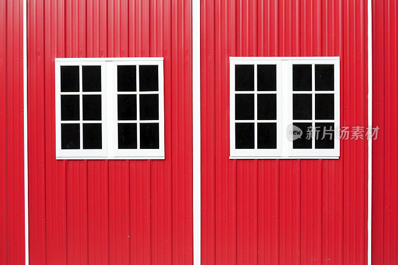 红色谷仓上的两扇白窗户